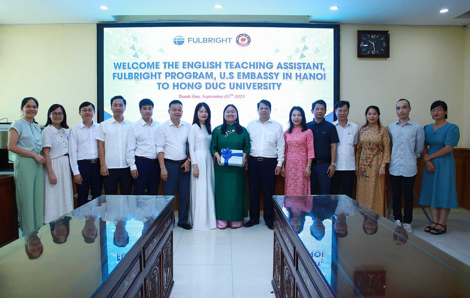 Hồng Đức University Welcomes and Works with Fulbright English Teaching Assistant